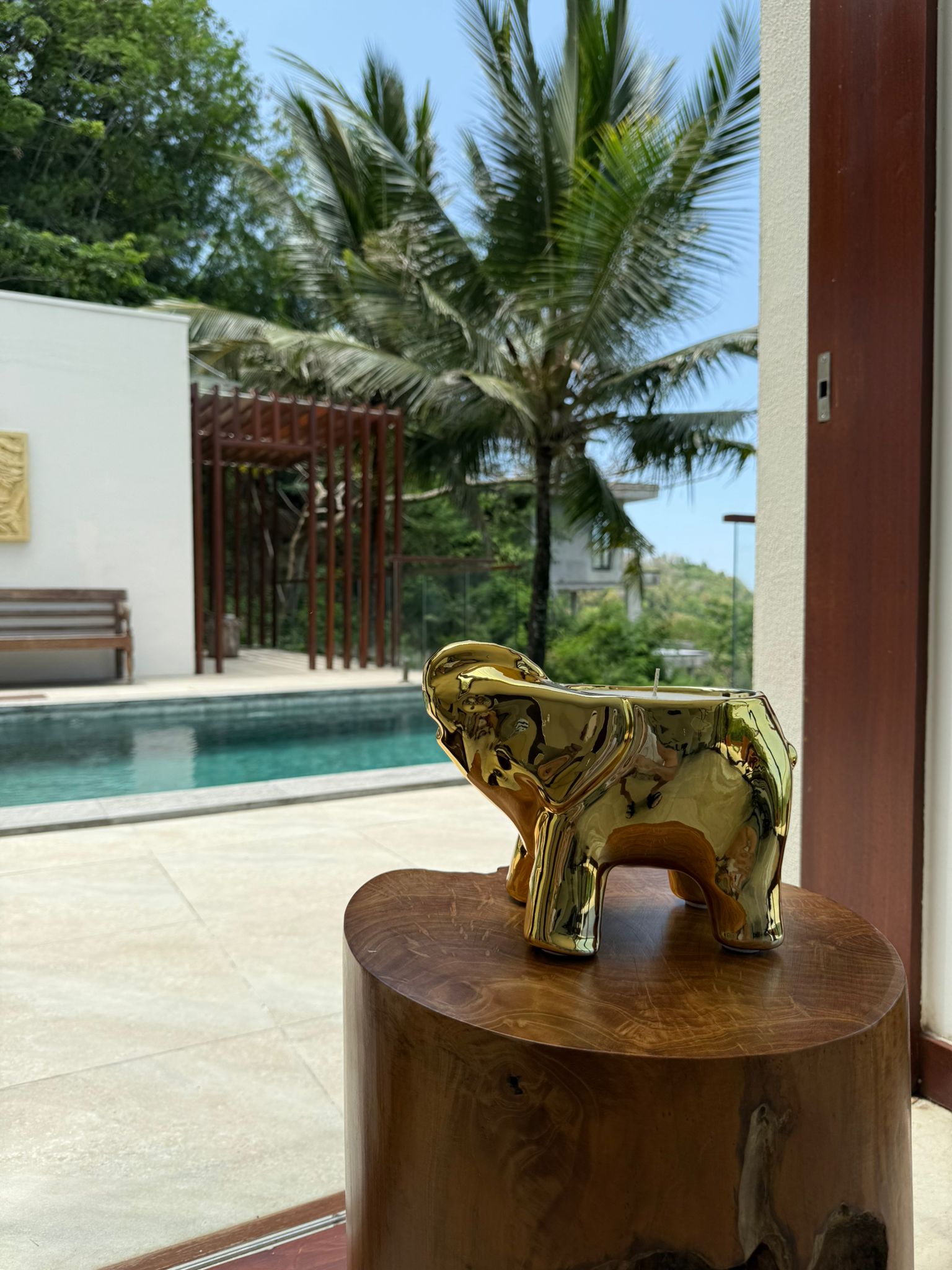 Bild 1 — Elefante Imperiale aus goldener Keramik vor Palmen am Pool, Edition I von Ornella Vianelli Milano
