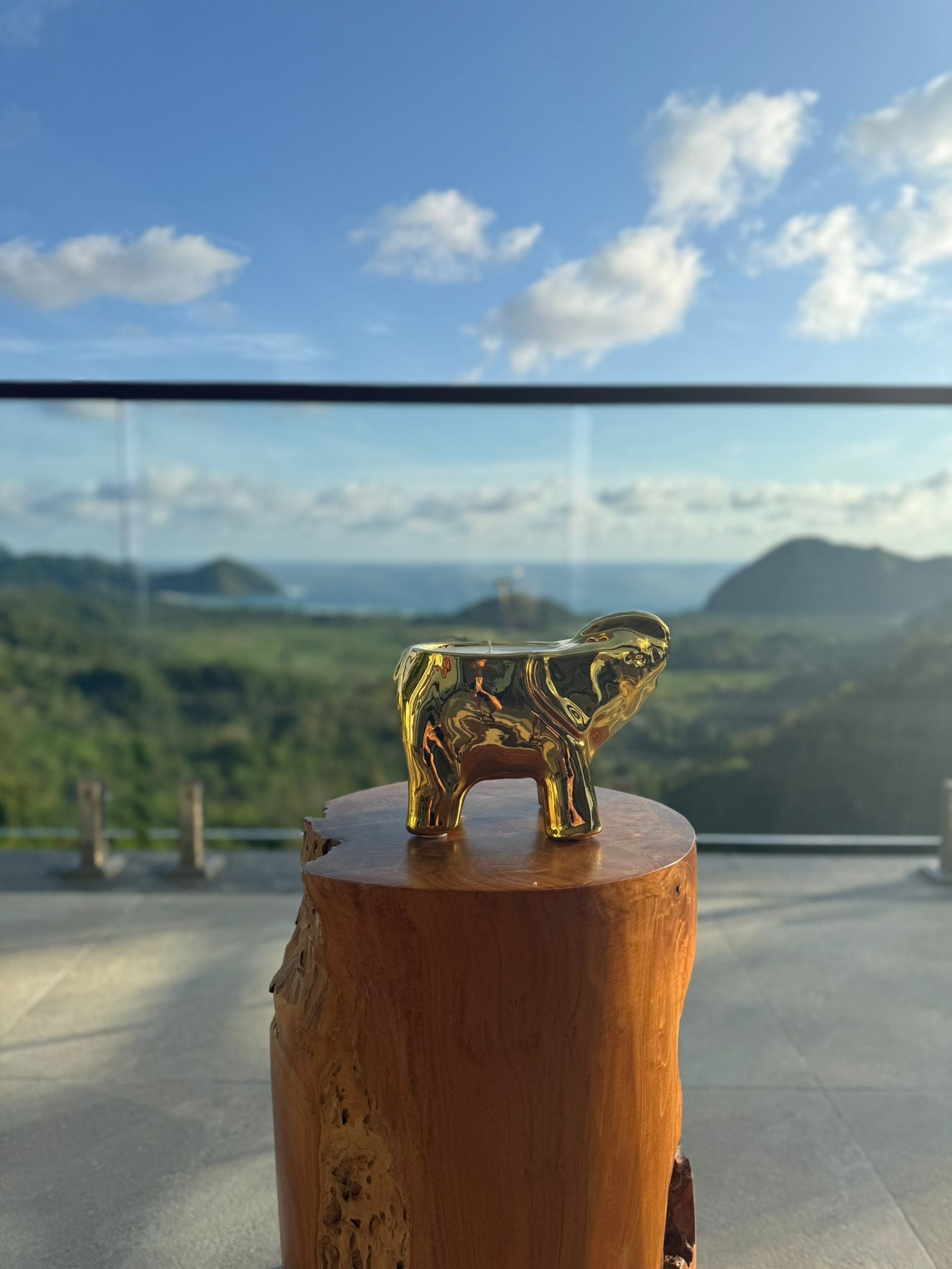 Bild 2 — Elefante Imperiale auf Holzpodest mit Bergpanorama, goldene Skulptur von Ornella Vianelli
